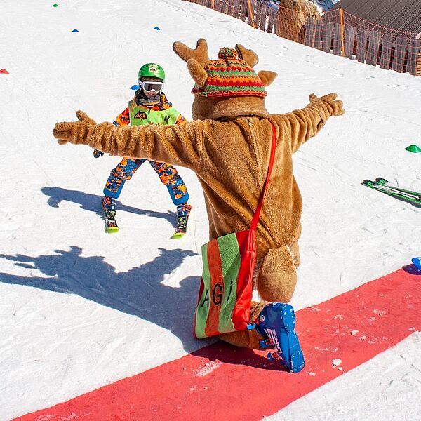 Ski-Anfänger mit Maskottchen im Kinderland in Hochötz 